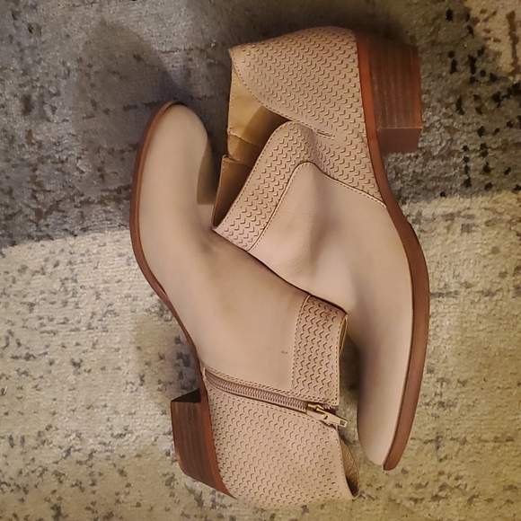 NWT Lucky Brand Brintly Beige Suede Bootie NWT Sz 12 - Picture 2 of 4